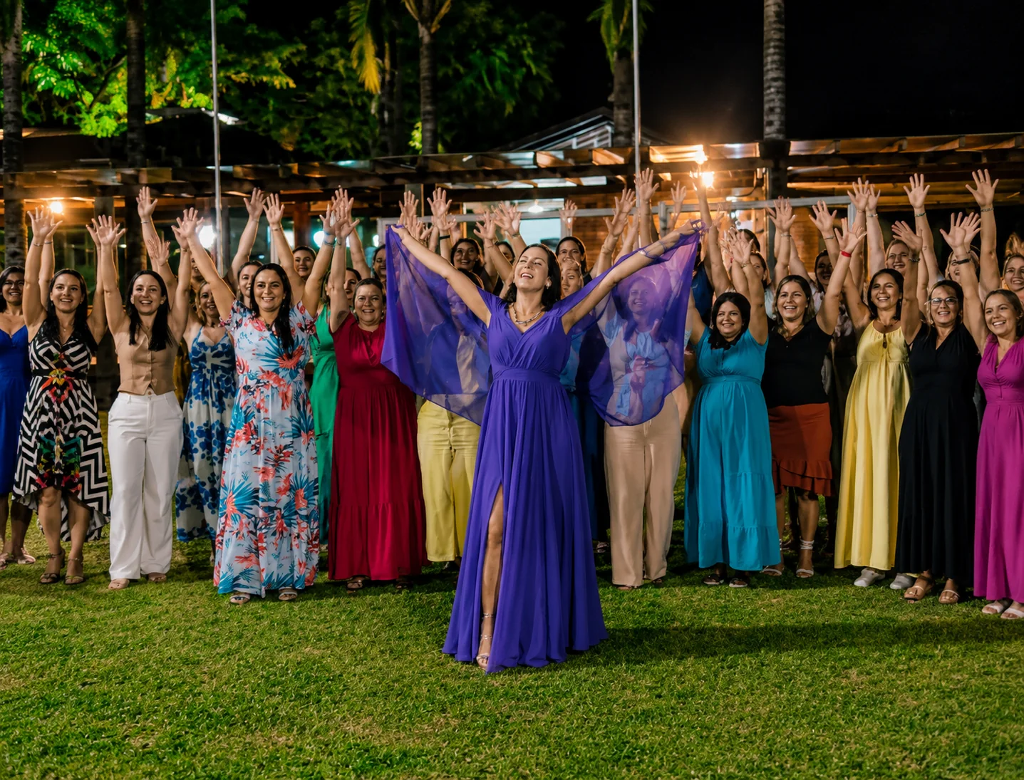 Karine com grupo de mulheres em uma experiência presencial