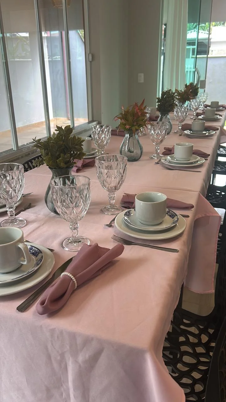 Mesa preparada para receber as participantes